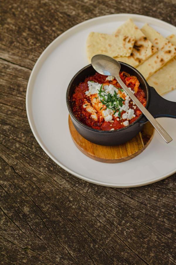 Kai 36 - Hotel Zwischen Fels Und Fluss กราซ ภายนอก รูปภาพ Baked eggs with tomato and feta cheese