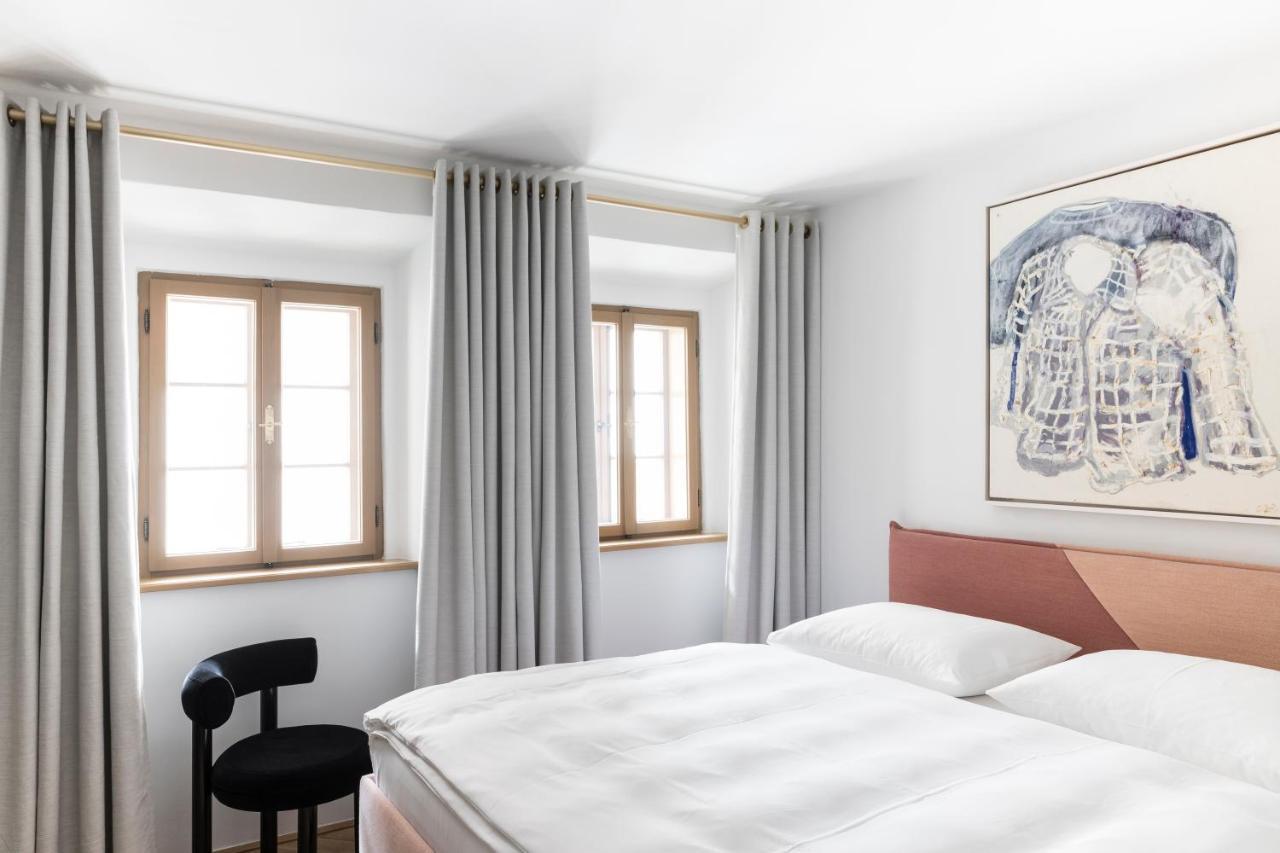 Kai 36 - Hotel Zwischen Fels Und Fluss กราซ ภายนอก รูปภาพ A bedroom with curtains