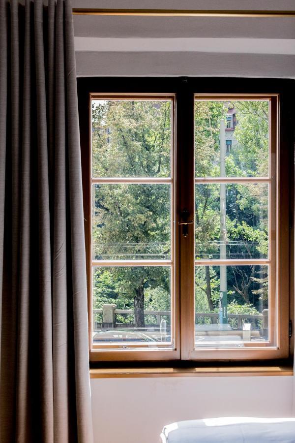 Kai 36 - Hotel Zwischen Fels Und Fluss กราซ ภายนอก รูปภาพ A window with curtains