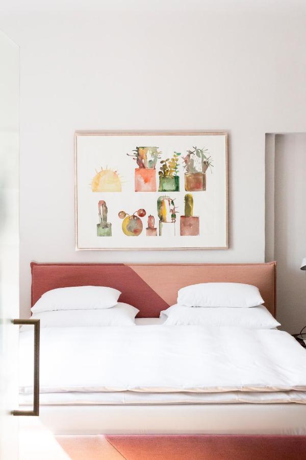 Kai 36 - Hotel Zwischen Fels Und Fluss กราซ ภายนอก รูปภาพ A bedroom with a bed and a painting