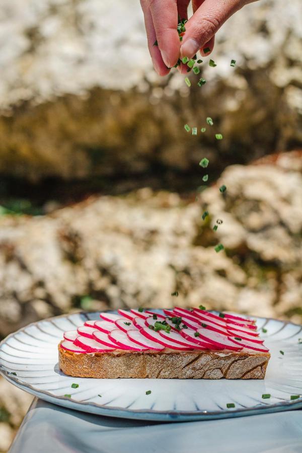 Kai 36 - Hotel Zwischen Fels Und Fluss กราซ ภายนอก รูปภาพ Garnish being added to a dish