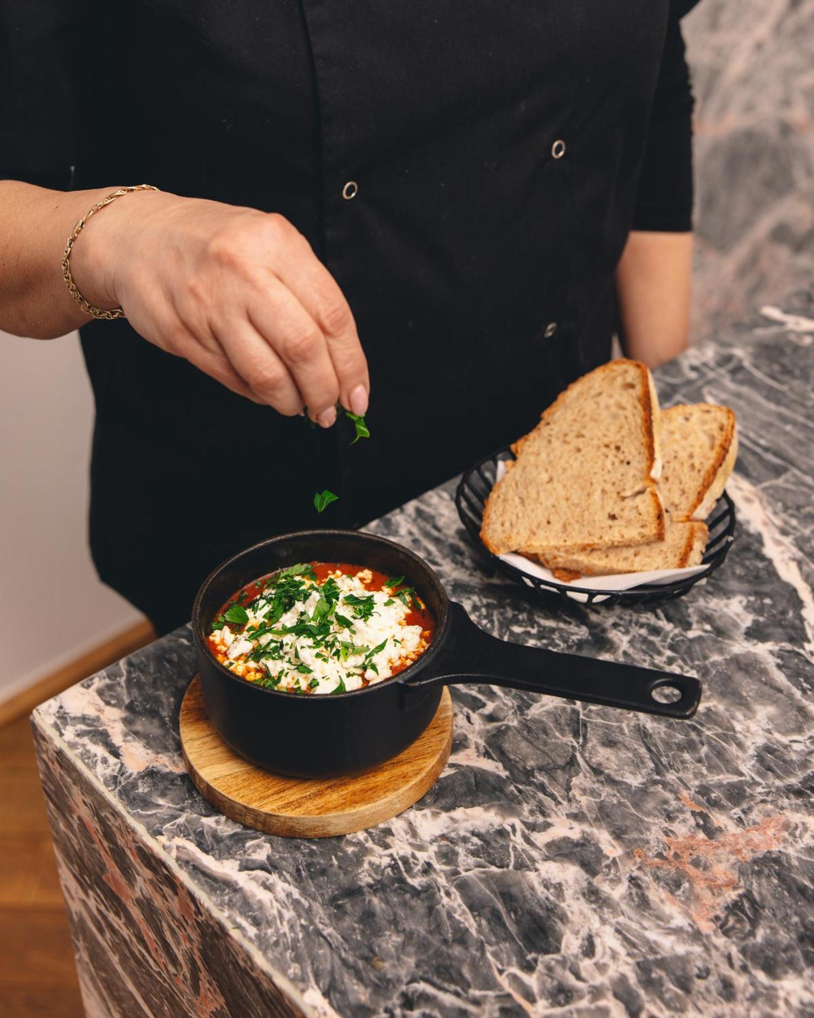 Kai 36 - Hotel Zwischen Fels Und Fluss กราซ ภายนอก รูปภาพ Preparation of a traditional Turkish dish