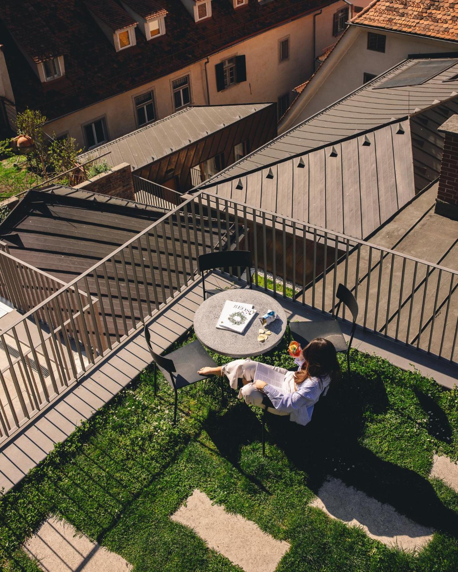 Kai 36 - Hotel Zwischen Fels Und Fluss กราซ ภายนอก รูปภาพ A woman sitting on a balcony