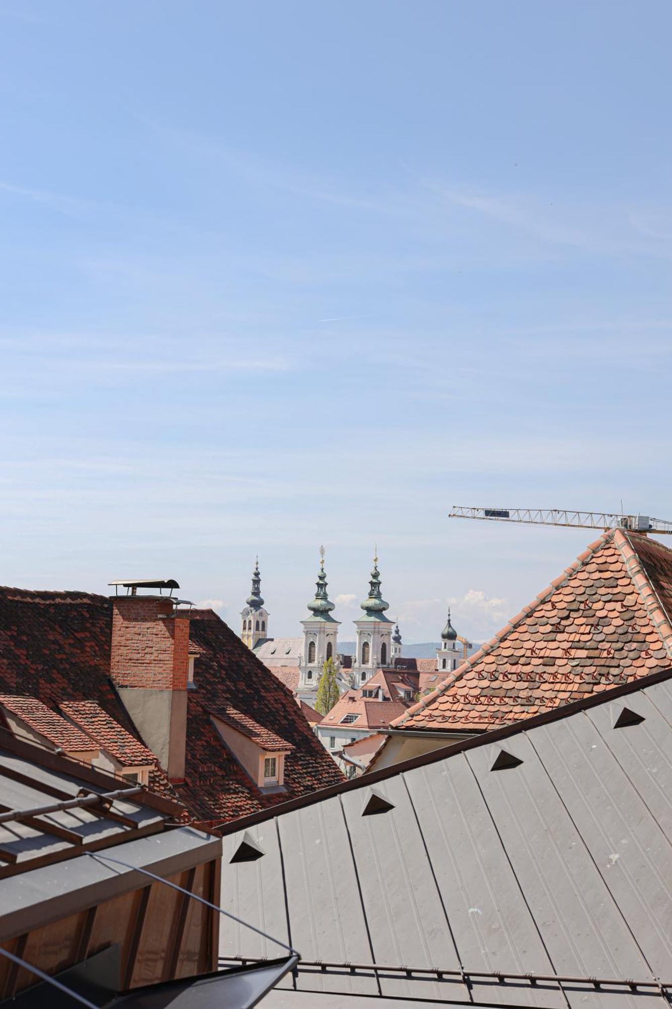 Kai 36 - Hotel Zwischen Fels Und Fluss กราซ ภายนอก รูปภาพ The twin spires of the abbey church