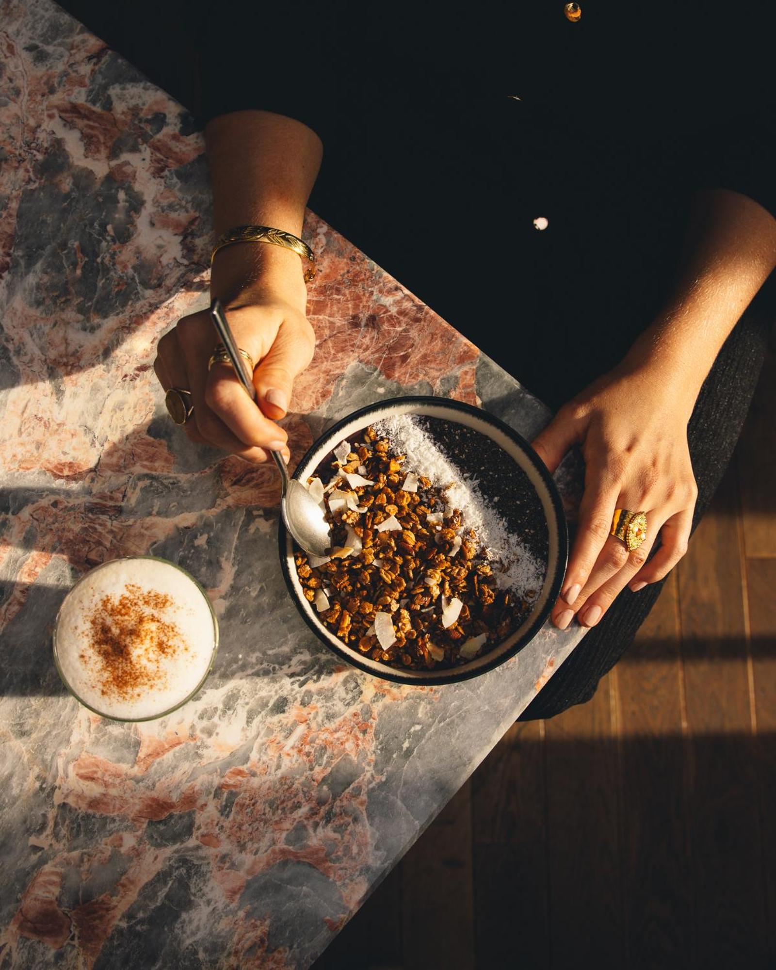 Kai 36 - Hotel Zwischen Fels Und Fluss กราซ ภายนอก รูปภาพ A woman eating a bowl of granola
