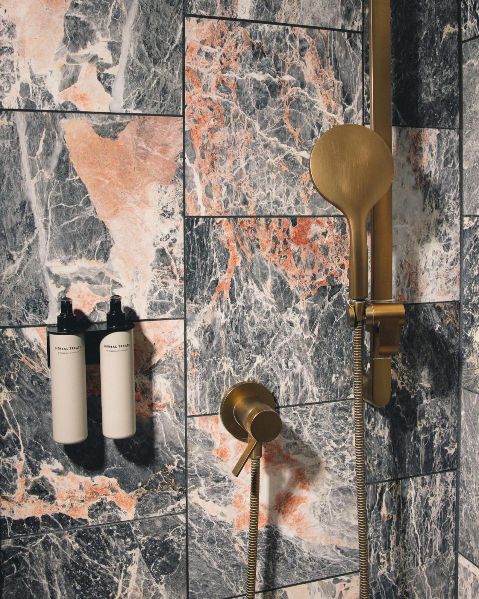 Kai 36 - Hotel Zwischen Fels Und Fluss กราซ ภายนอก รูปภาพ Showering with soap and shower gel