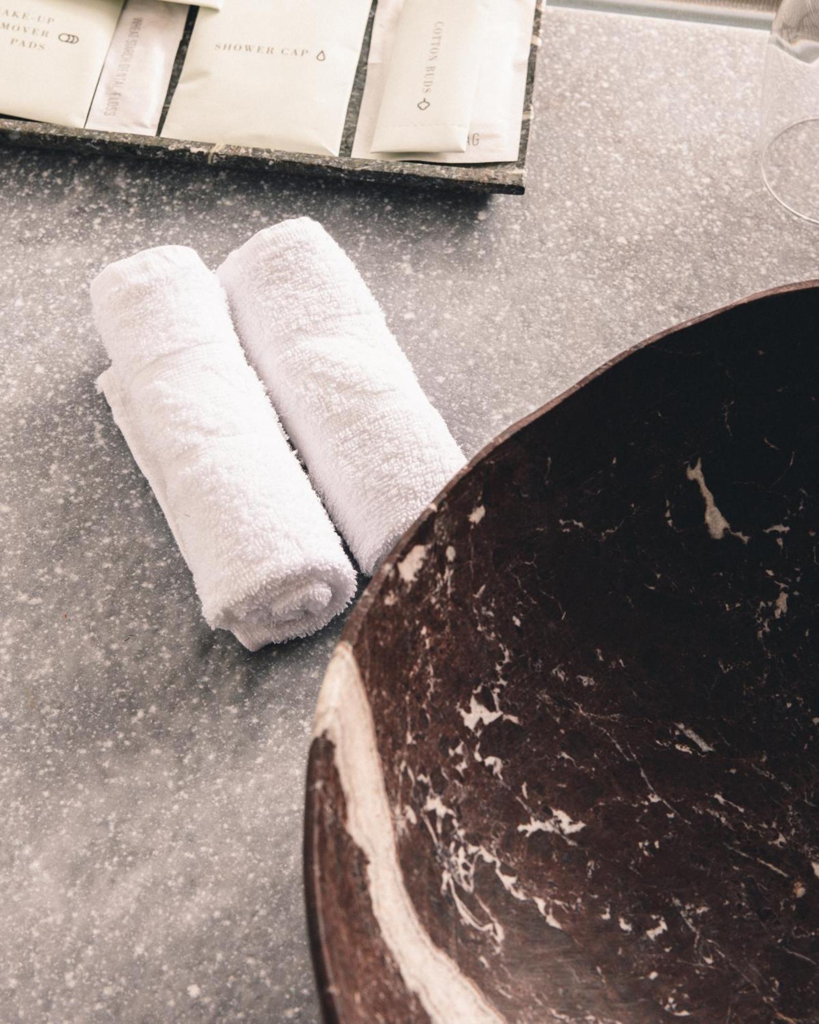 Kai 36 - Hotel Zwischen Fels Und Fluss กราซ ภายนอก รูปภาพ A pair of rolled towels