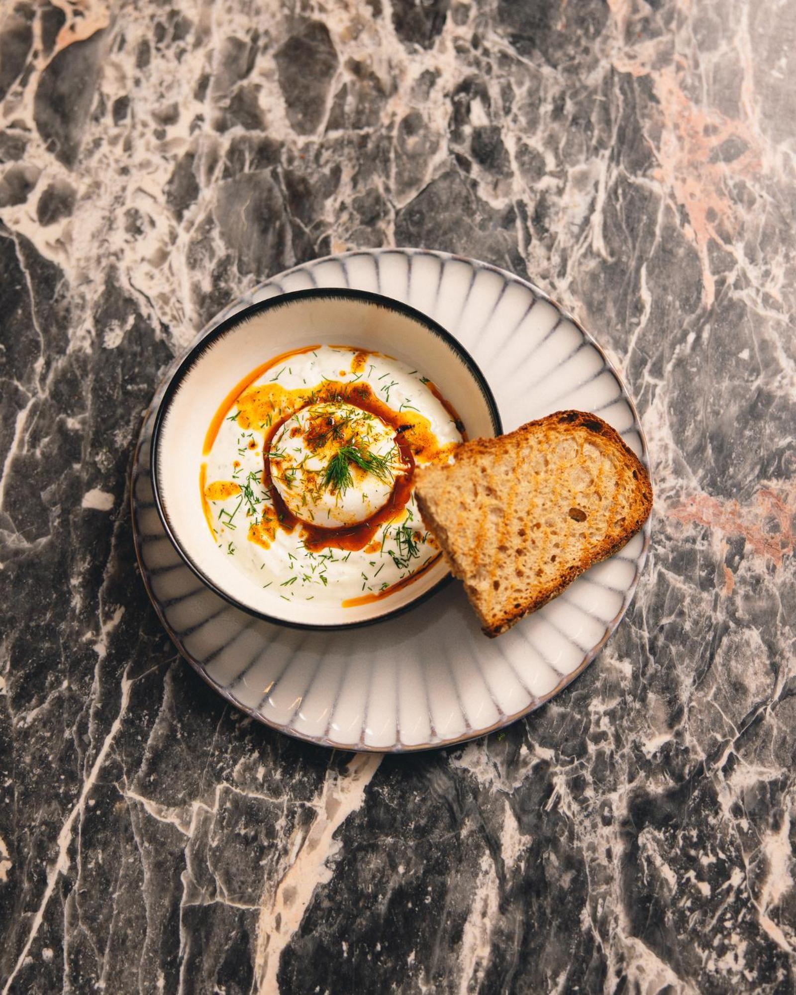 Kai 36 - Hotel Zwischen Fels Und Fluss กราซ ภายนอก รูปภาพ A bowl of Labneh with olive oil and sumac